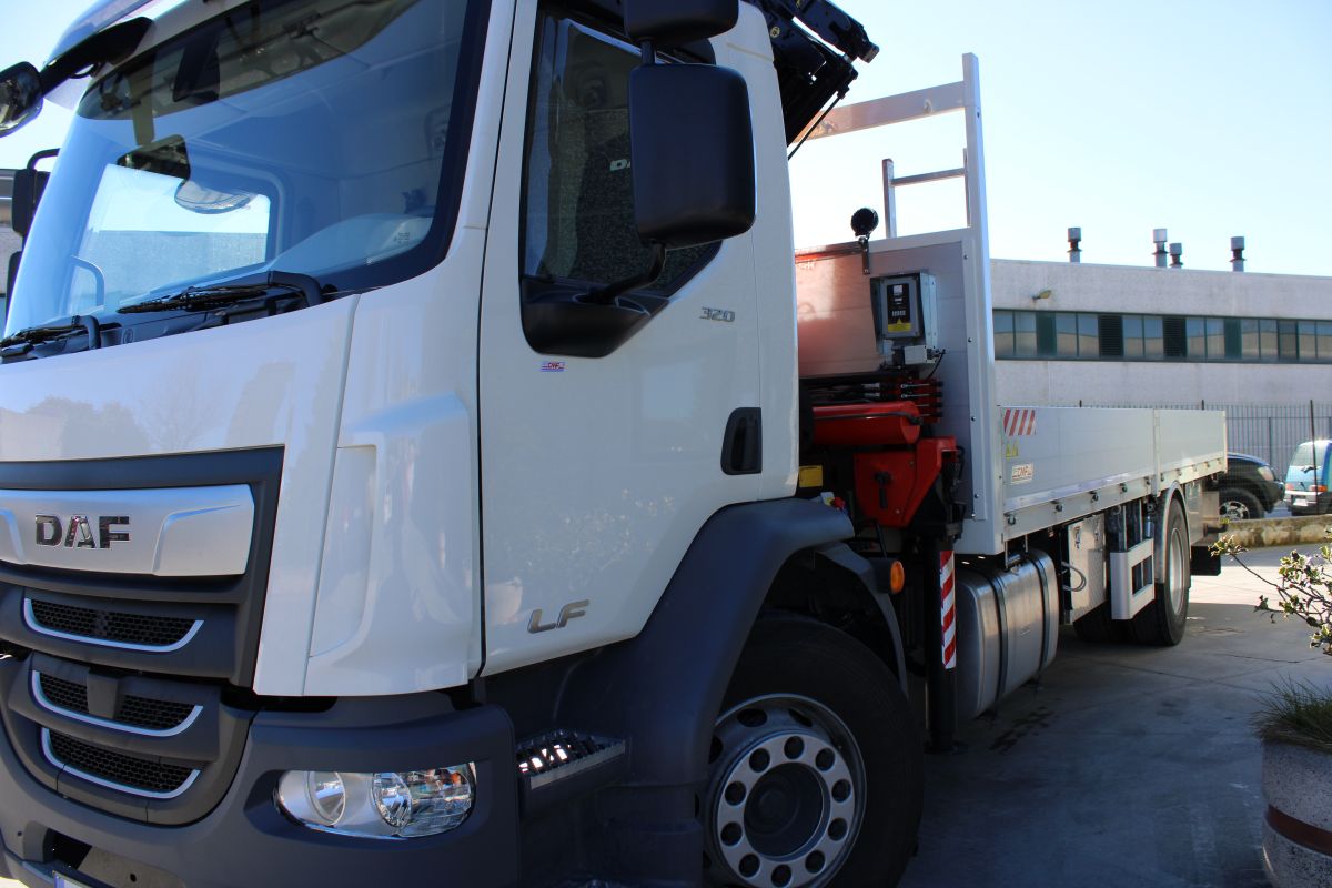 Vista laterale di autocarro DAF con serbatoio e cassetto porta attrezzi