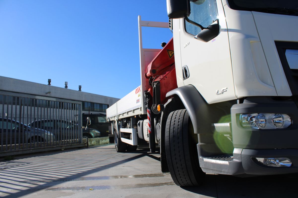 vista laterale di camion DAF con pneumatici e fanali