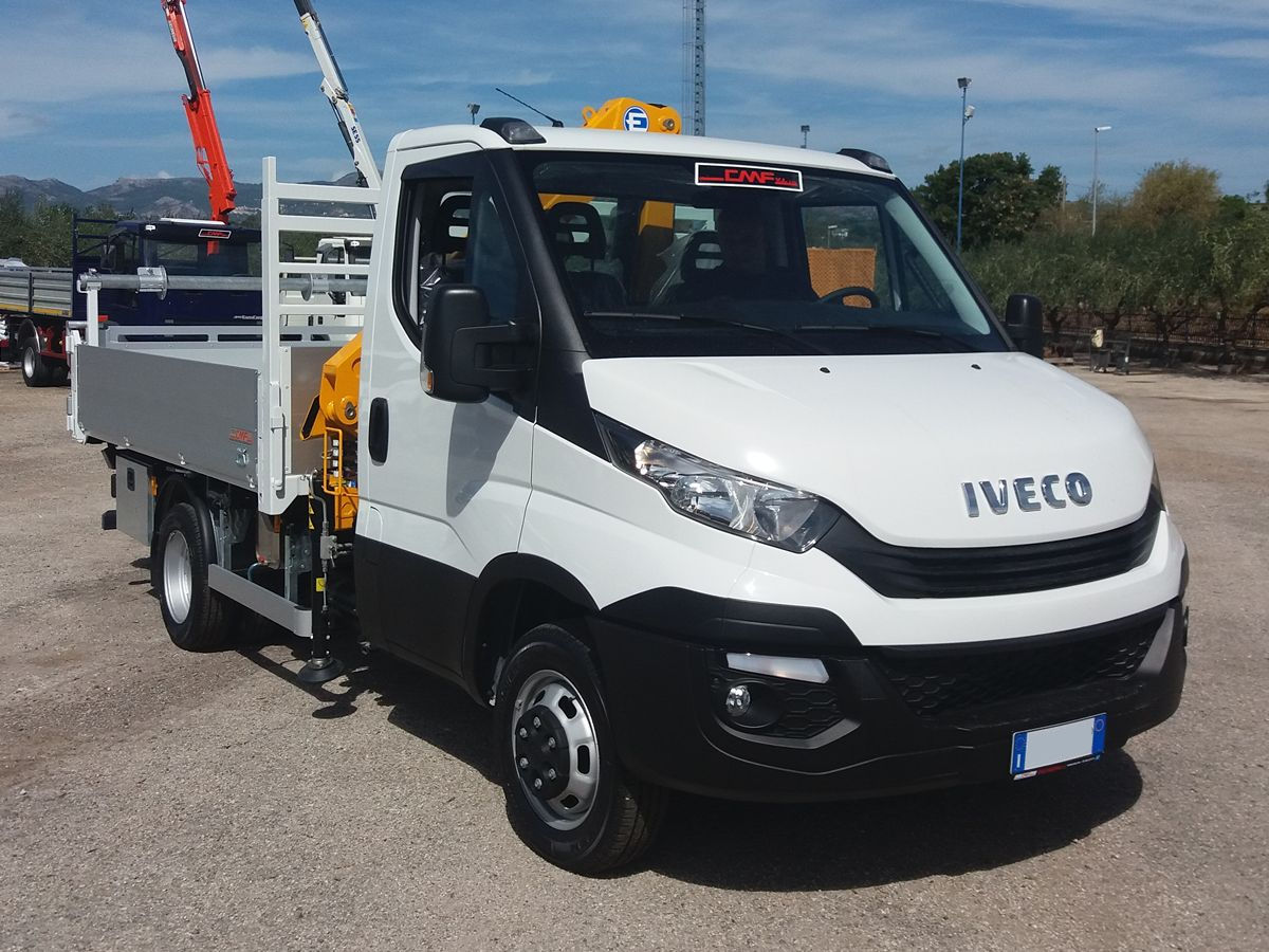 Furgone IVECO con cassone ribaltabile trilaterale e gru idrailica retrocabina