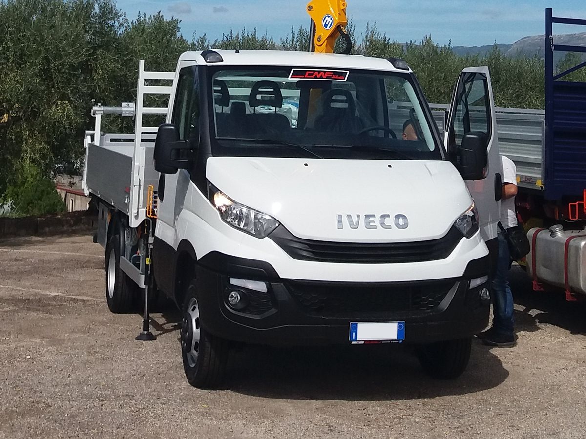 Furgone IVECO con cassone ribaltabile trilaterale