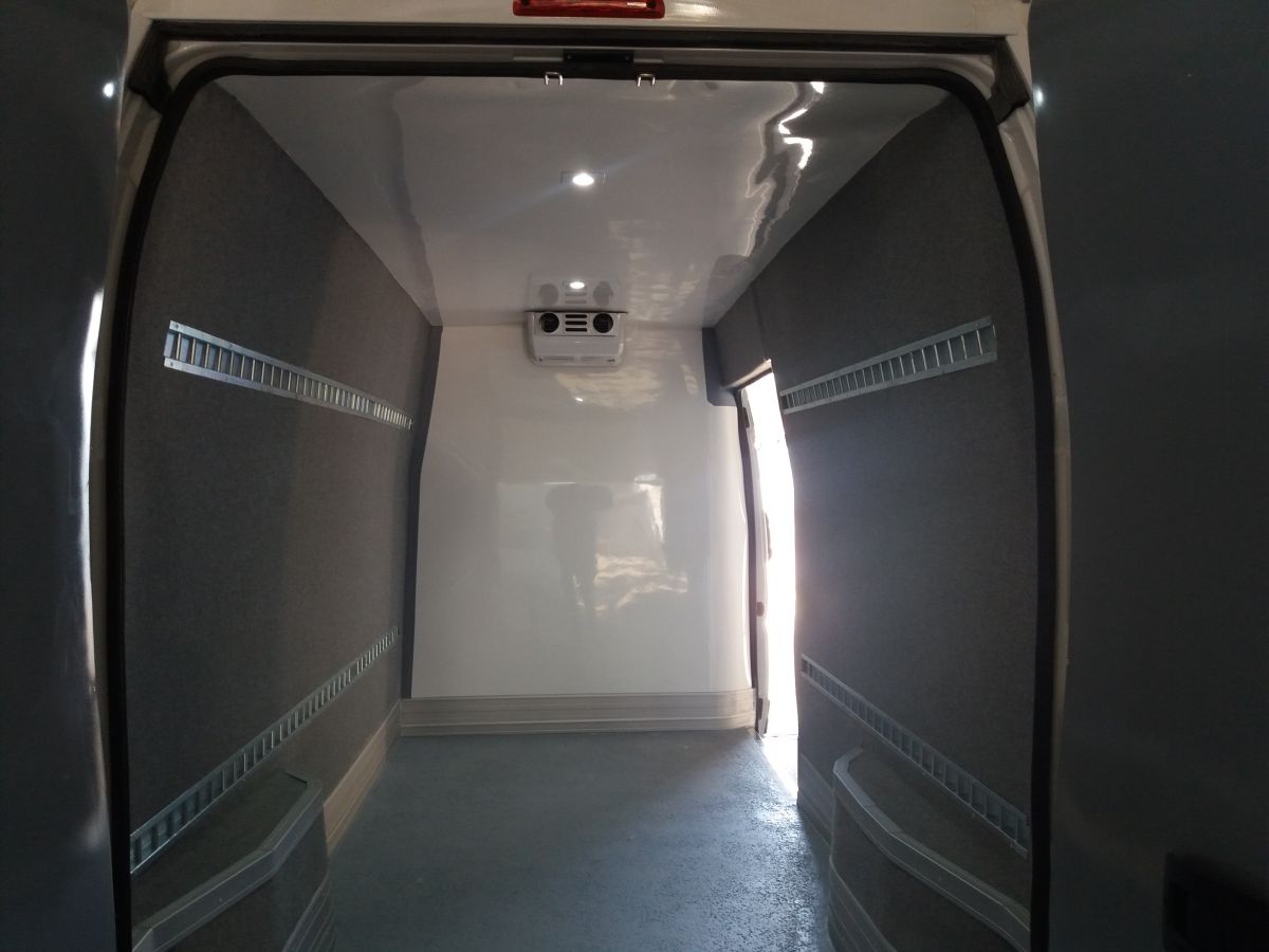 Coibentazione interna furgone per trasporto opere d'arte a temperatura controllata