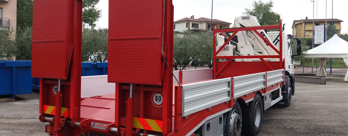 Camion Iveco Stralis con cassone per trasporto cingolati