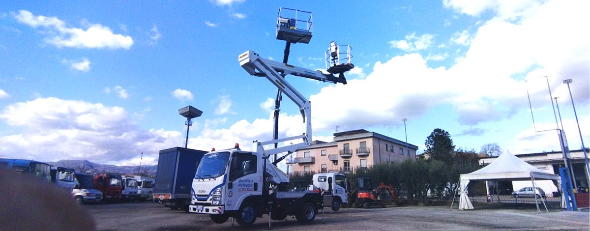 Piattaforme aeree con cestelli in aria